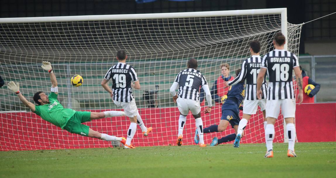 Della frenata bianconera non ne approfitta la Roma: lo 0-0 nel derby con la Lazio lascia la squadra di Garcia a -9. Ansa